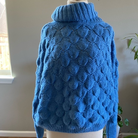Bubble Stitch Open Knit Turtleneck blue Sweater
FRNCH size S/M - Picture 4 of 11